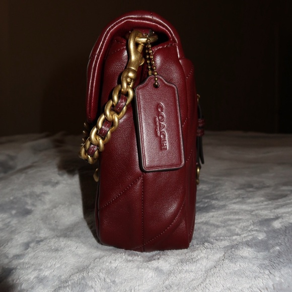 Elegant Burgundy Quilted Bag - Picture 4 of 9